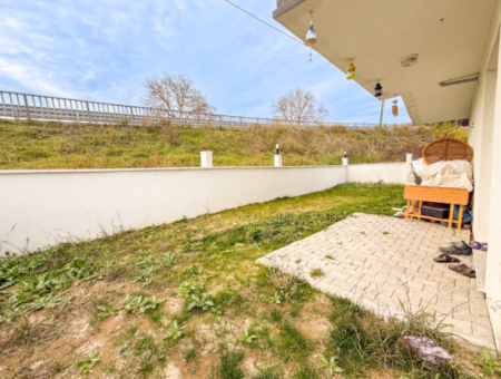 1 1 Wohnung Mit Garten In Einem Neuen Gebäude Auf Der Strandseite Der Strasse In Kumbağ