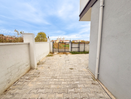 1 1 Wohnung Mit Garten In Einem Neuen Gebäude Auf Der Strandseite Der Strasse In Kumbağ