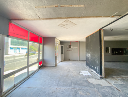 Kaufen Sie In Der Verkehrsreichsten Strasse Des Altinova-Viertels Ein