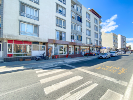 Kaufen Sie In Der Verkehrsreichsten Strasse Des Altinova-Viertels Ein