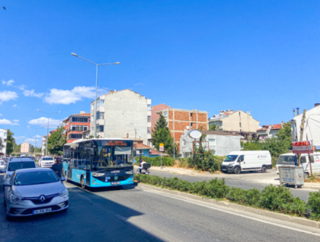 Kaufen Sie In Der Verkehrsreichsten Strasse Des Altinova-Viertels Ein