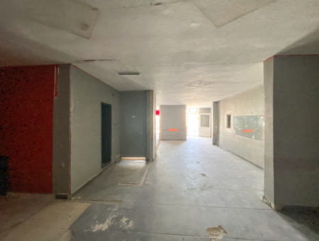 Kaufen Sie In Der Verkehrsreichsten Strasse Des Altinova-Viertels Ein