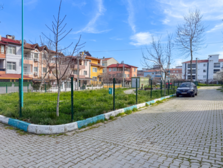 Geräumige 2 Und Eine Wohnwohnung Steht Zum Verkauf In Einem Wohngebäude In Der Kumbağ Marktstrasse