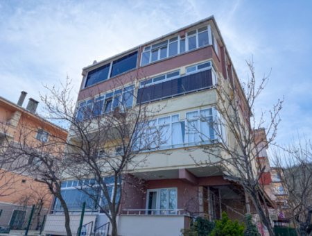 Geräumige 2 Und Eine Wohnwohnung Steht Zum Verkauf In Einem Wohngebäude In Der Kumbağ Marktstrasse