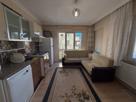 Geräumige 2 Und Eine Wohnwohnung Steht Zum Verkauf In Einem Wohngebäude In Der Kumbağ Marktstrasse