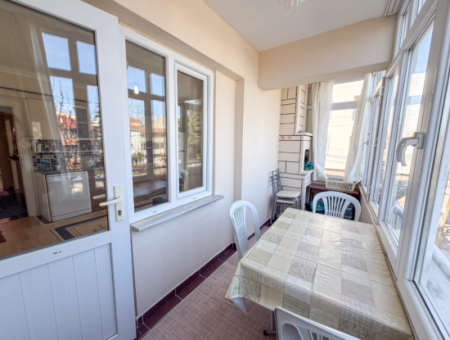 Geräumige 2 Und Eine Wohnwohnung Steht Zum Verkauf In Einem Wohngebäude In Der Kumbağ Marktstrasse