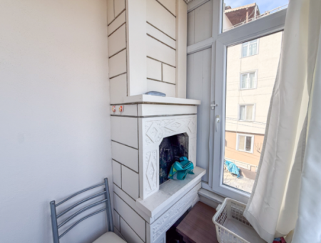 Geräumige 2 Und Eine Wohnwohnung Steht Zum Verkauf In Einem Wohngebäude In Der Kumbağ Marktstrasse