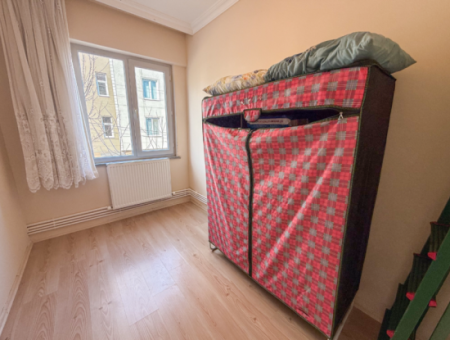 Geräumige 2 Und Eine Wohnwohnung Steht Zum Verkauf In Einem Wohngebäude In Der Kumbağ Marktstrasse