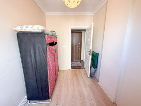 Geräumige 2 Und Eine Wohnwohnung Steht Zum Verkauf In Einem Wohngebäude In Der Kumbağ Marktstrasse