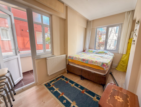 Geräumige 2 Und Eine Wohnwohnung Steht Zum Verkauf In Einem Wohngebäude In Der Kumbağ Marktstrasse