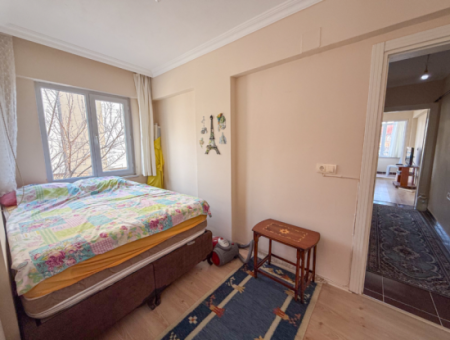 Geräumige 2 Und Eine Wohnwohnung Steht Zum Verkauf In Einem Wohngebäude In Der Kumbağ Marktstrasse