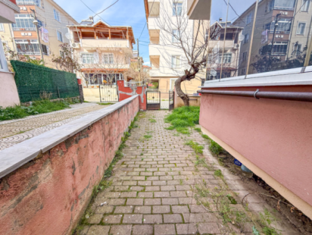 Geräumige 2 Und Eine Wohnwohnung Steht Zum Verkauf In Einem Wohngebäude In Der Kumbağ Marktstrasse