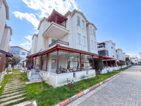 Triplex-Villa Zum Verkauf Auf Einem Gelände Mit Einem 50 Meter Grossen Pool Zum Kumbağ-Meer