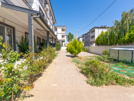 1 1 Wohnung Zum Verkauf In Einem Neuen Gebäude Mit Siedlung In Kumbağ, Nahe Der Strasse