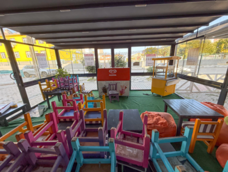 Einkaufen Zur Miete Gegenüber Der Schule In Der Belebten Strasse In Kumbağ
