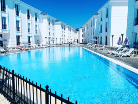Möblierte 2 Einer-Wohnungen Zum Verkauf Auf Einem Gelände Mit Pool Am Meer In Kumbağ