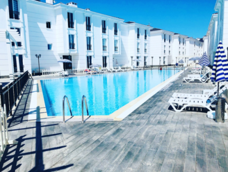 Möblierte 2 Einer-Wohnungen Zum Verkauf Auf Einem Gelände Mit Pool Am Meer In Kumbağ