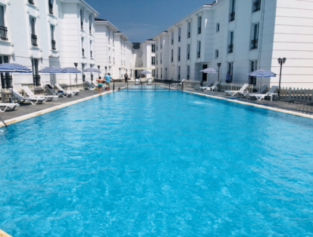 Möblierte 2 Einer-Wohnungen Zum Verkauf Auf Einem Gelände Mit Pool Am Meer In Kumbağ