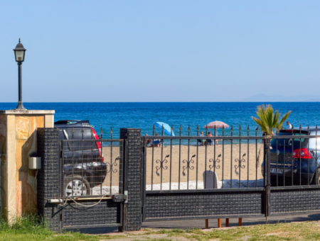 Geräumige 2 Und Eine Einzimmerwohnung Zum Verkauf Auf Einem Poolgelände Am Strand In Kumbağ