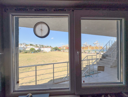 Geräumige 2 Und Eine Einzimmerwohnung Zum Verkauf Auf Einem Poolgelände Am Strand In Kumbağ