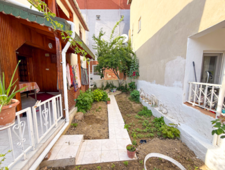 Zweistöckige Villa Mit Garten Zum Verkauf In Der Nähe Der Pazarstrasse In Kumbağ