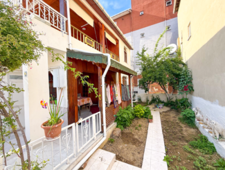 Zweistöckige Villa Mit Garten Zum Verkauf In Der Nähe Der Pazarstrasse In Kumbağ