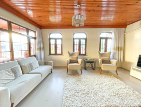 Zweistöckige Villa Mit Garten Zum Verkauf In Der Nähe Der Pazarstrasse In Kumbağ