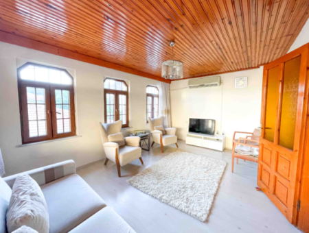 Zweistöckige Villa Mit Garten Zum Verkauf In Der Nähe Der Pazarstrasse In Kumbağ