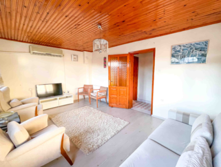 Zweistöckige Villa Mit Garten Zum Verkauf In Der Nähe Der Pazarstrasse In Kumbağ