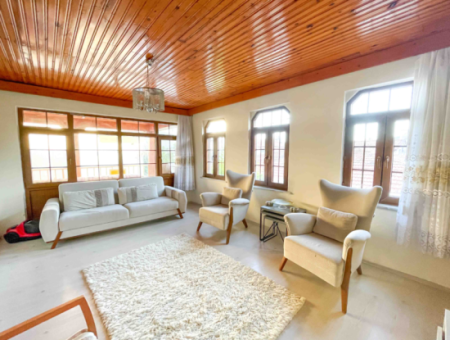 Zweistöckige Villa Mit Garten Zum Verkauf In Der Nähe Der Pazarstrasse In Kumbağ
