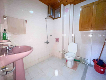 Zweistöckige Villa Mit Garten Zum Verkauf In Der Nähe Der Pazarstrasse In Kumbağ