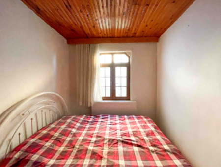 Zweistöckige Villa Mit Garten Zum Verkauf In Der Nähe Der Pazarstrasse In Kumbağ