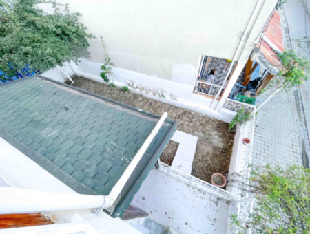 Zweistöckige Villa Mit Garten Zum Verkauf In Der Nähe Der Pazarstrasse In Kumbağ