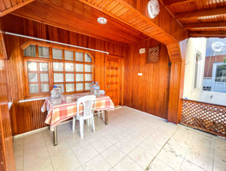 Zweistöckige Villa Mit Garten Zum Verkauf In Der Nähe Der Pazarstrasse In Kumbağ