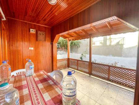 Zweistöckige Villa Mit Garten Zum Verkauf In Der Nähe Der Pazarstrasse In Kumbağ