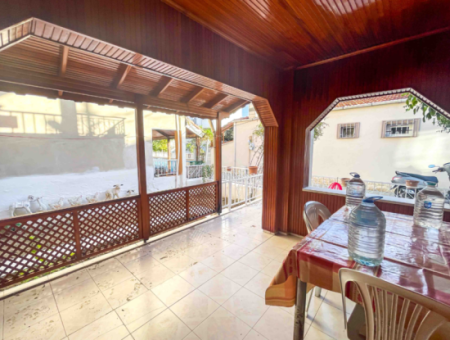 Zweistöckige Villa Mit Garten Zum Verkauf In Der Nähe Der Pazarstrasse In Kumbağ