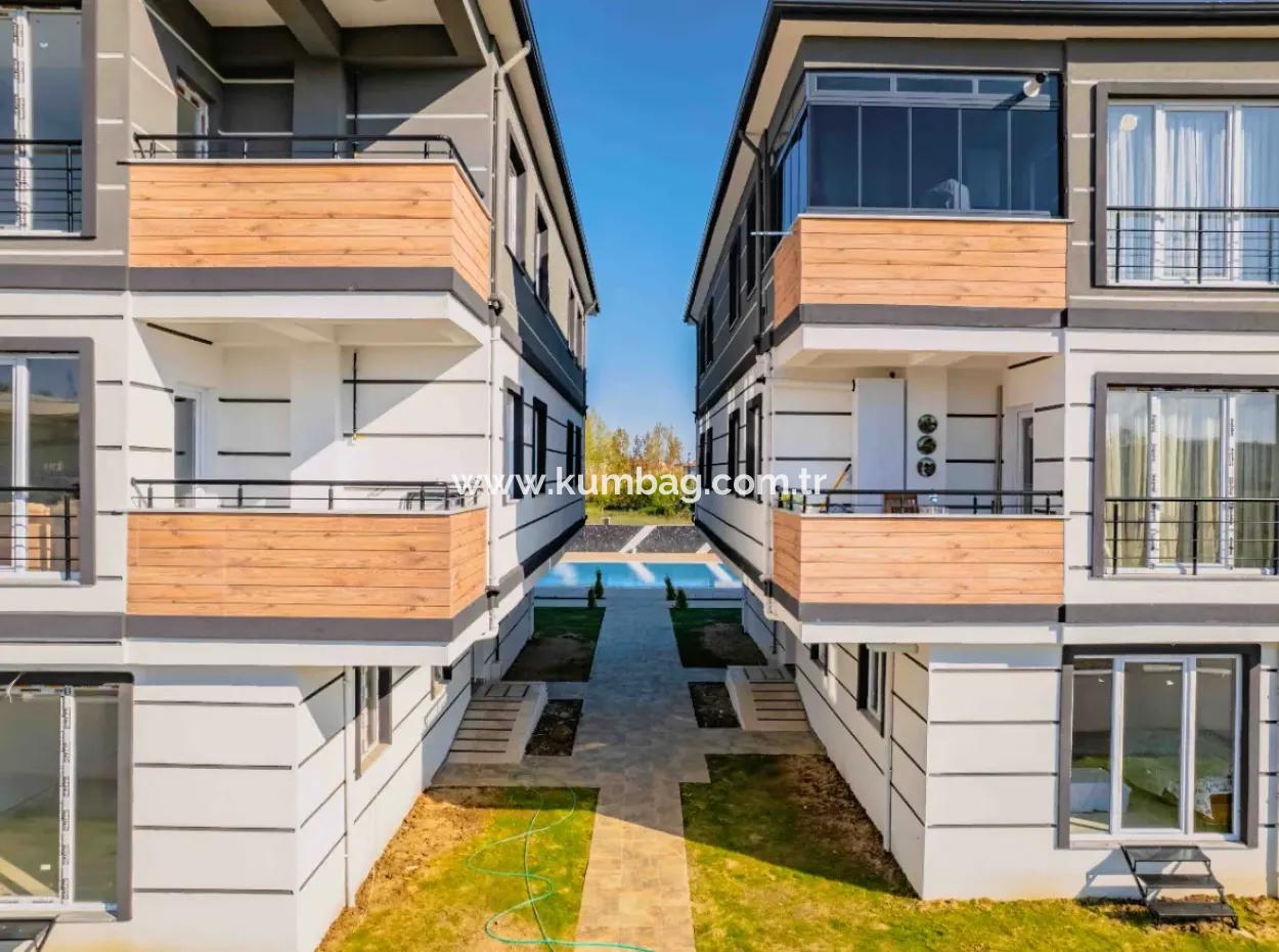 Kumbağ Havuzlu Sitede Bahçeli 1+1 Satilik Daire