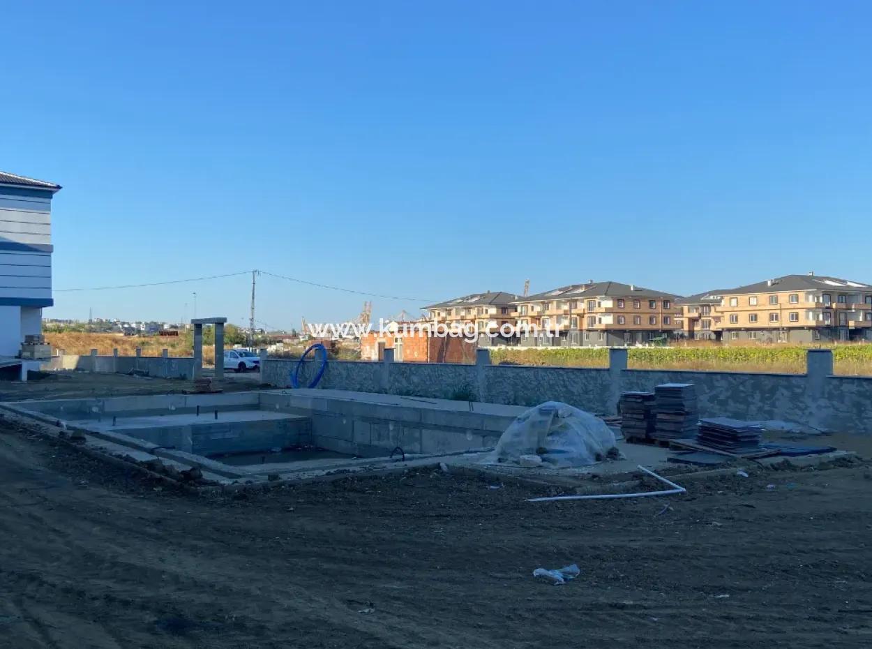 Kumbağ Havuzlu Site İçerisinde Bahçe Kati 1+1 Satilik Daire
