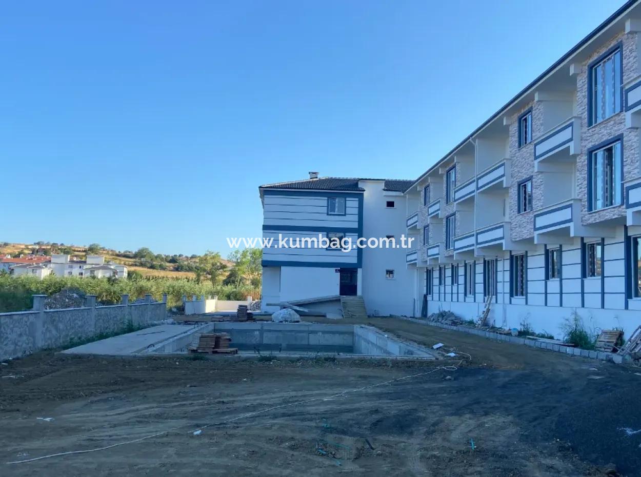 Kumbağ Havuzlu Site İçerisinde Bahçe Kati 1+1 Satilik Daire