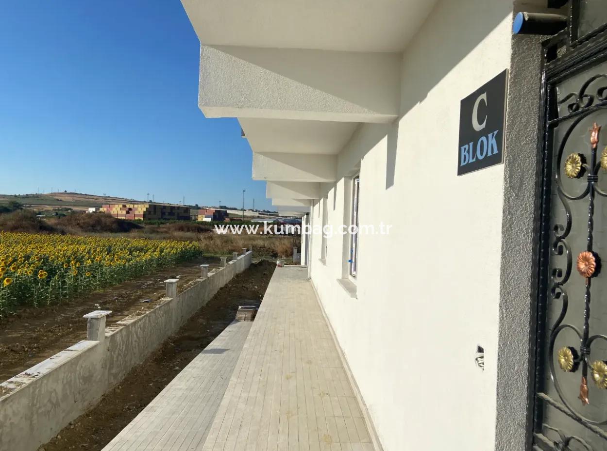 Kumbağ Havuzlu Site İçerisinde Bahçe Kati 1+1 Satilik Daire