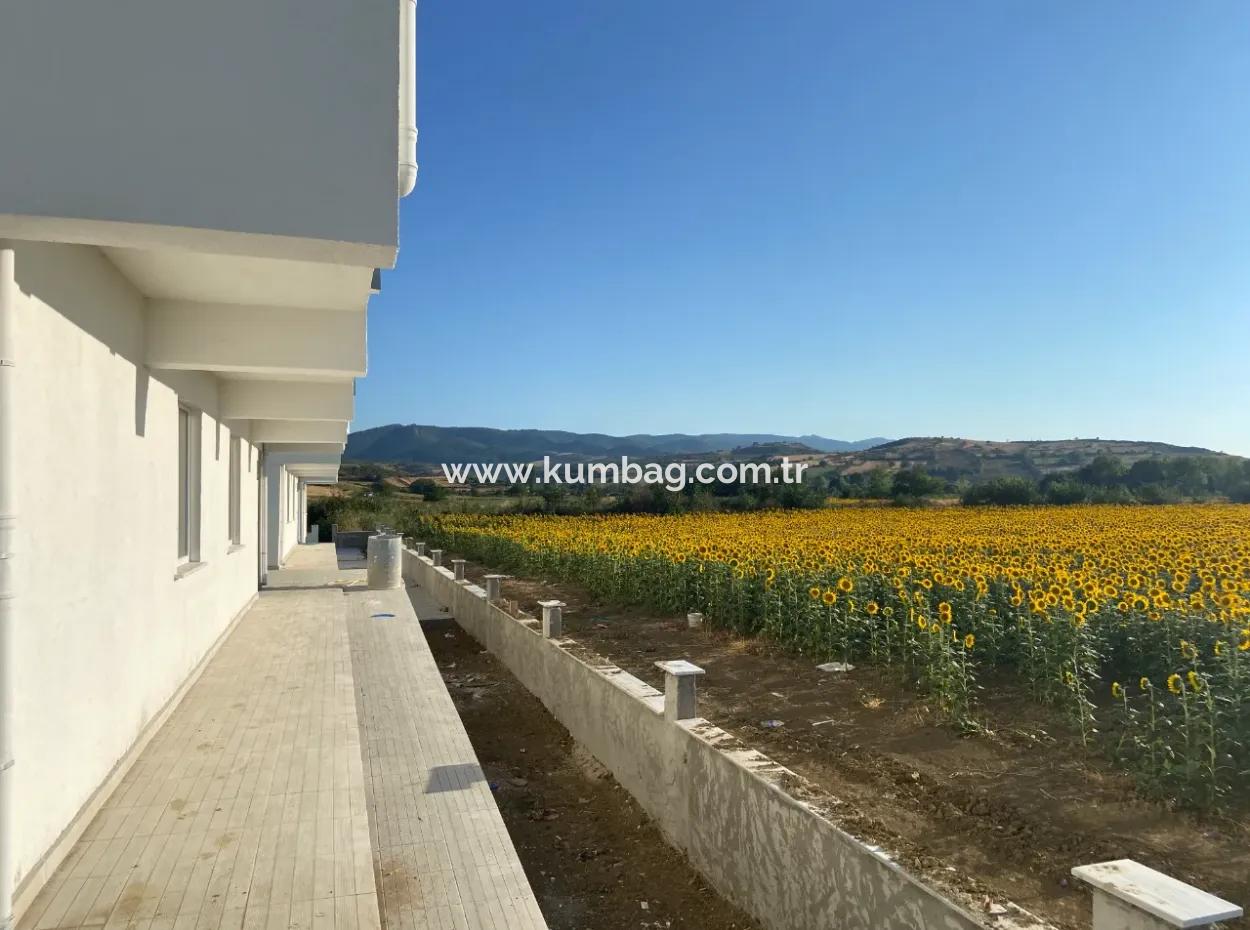 Kumbağ Havuzlu Site İçerisinde Bahçe Kati 1+1 Satilik Daire