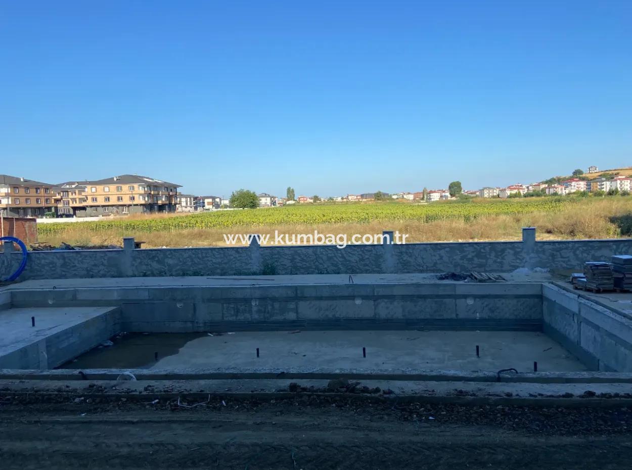 Kumbağ Havuzlu Site İçerisinde Bahçe Kati 1+1 Satilik Daire