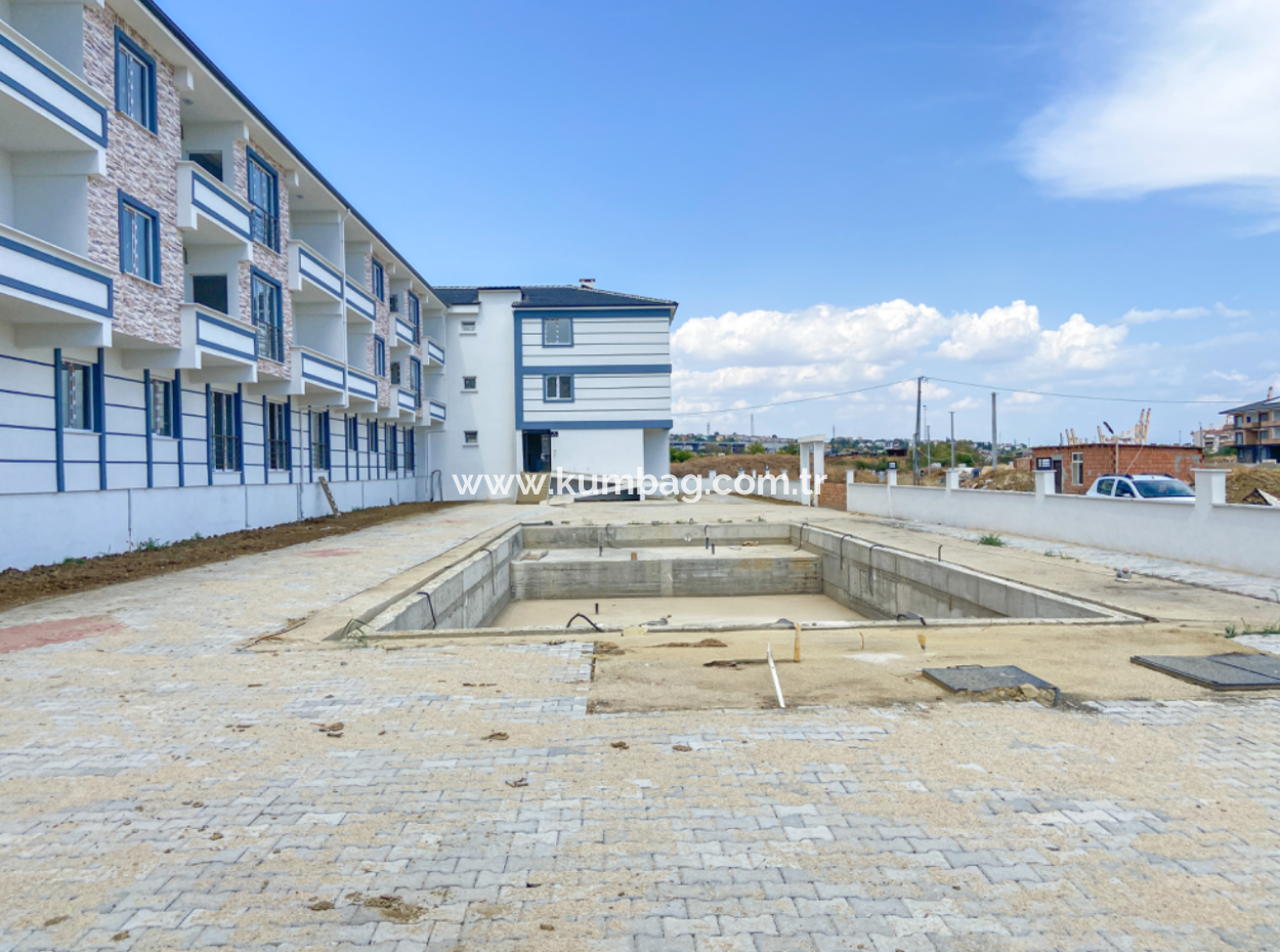 Kumbağ Havuzlu Site İçerisinde Bahçe Kati 1+1 Satilik Daire