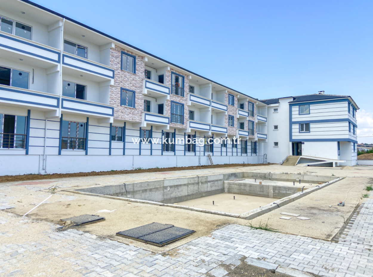 Kumbağ Havuzlu Site İçerisinde Bahçe Kati 1+1 Satilik Daire