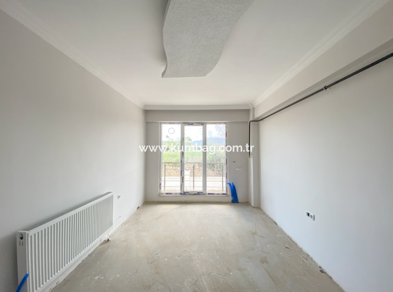 Kumbağ Havuzlu Site İçerisinde Bahçe Kati 1+1 Satilik Daire