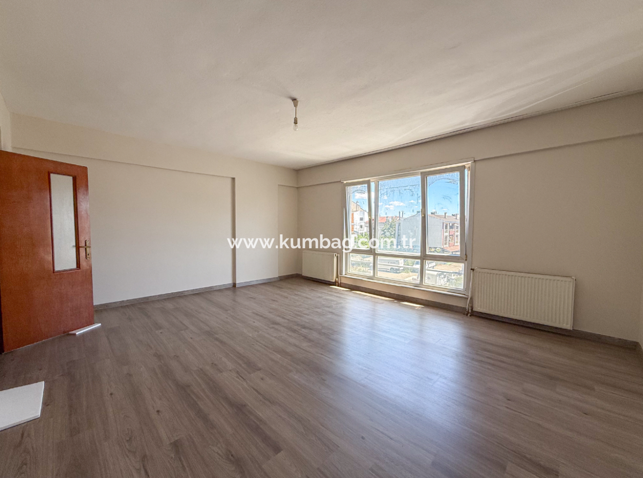 Spacious 3 1 Apartment For Rent On The Street In Altinova
