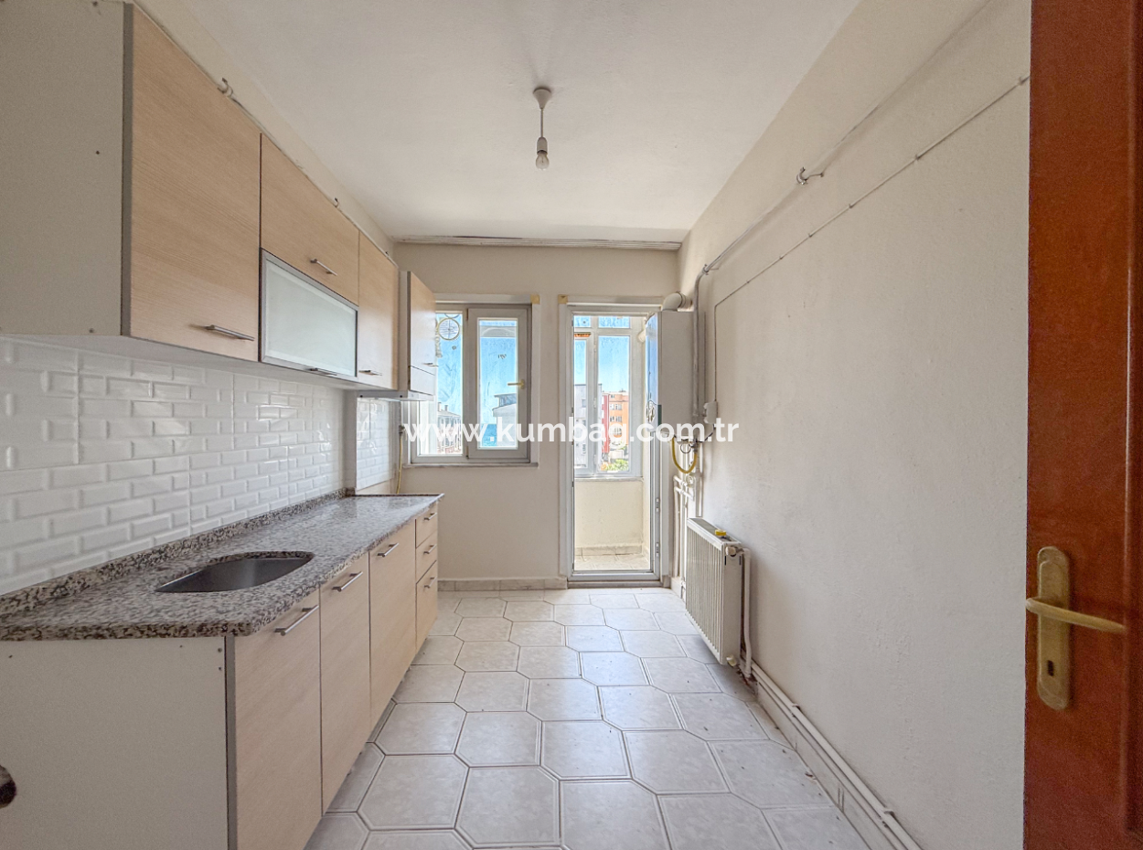 Spacious 3 1 Apartment For Rent On The Street In Altinova