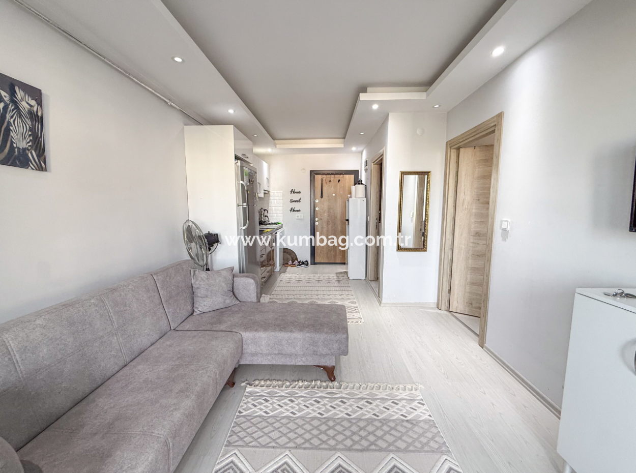 1 1 Flat For Sale With Occupancy In A Centrally Located Site With Pool In Kumbağ