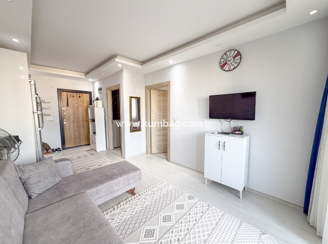 1 1 Flat For Sale With Occupancy In A Centrally Located Site With Pool In Kumbağ