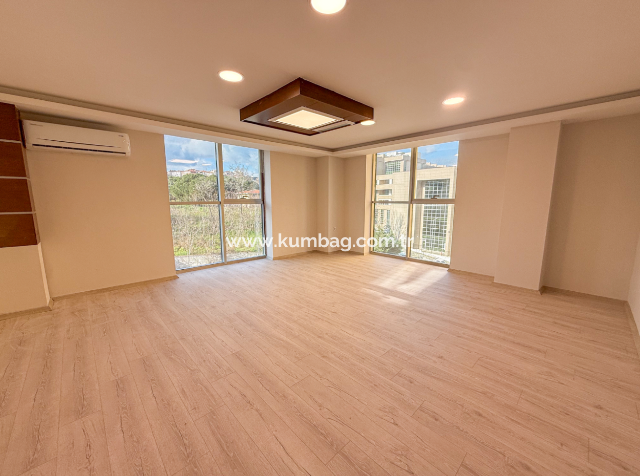 100.Year Sub-Road Street Sea View Complete Rental Plaza